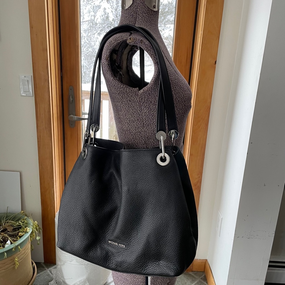 Beautiful black leather Michael Kors shoulder bag